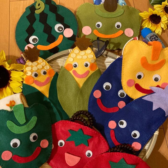 100均フェルトと目玉シールで簡単ハンドメイド!夏野菜ポーチ&ペンケース(^^)