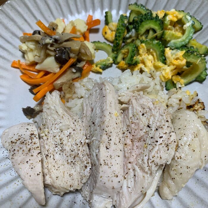 ⑥炊き上がったら鶏肉をカットして盛り付けて完成!!