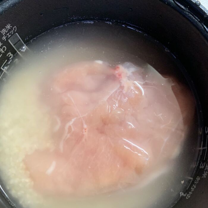 ⑤お米と鶏むね肉をセットする。