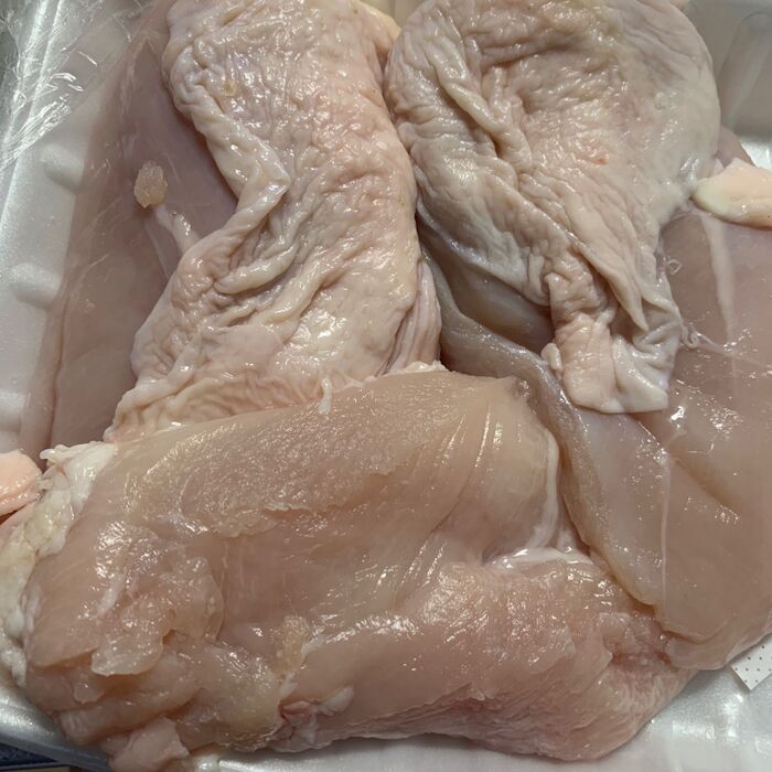 ①鶏むね肉に塩をすり込む。