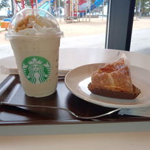 今日のカフェ『STARBUCKS 須磨海浜公園店「おさつバターフラペチーノ」』