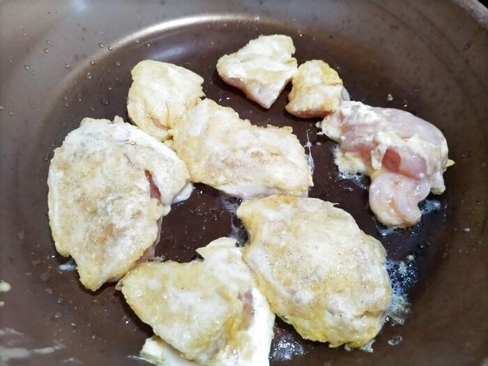 蓋をして弱火でじっくり鶏むね肉を焼く。