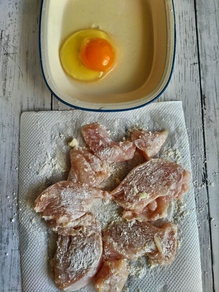 鶏むね肉の水気を取り塩コショウ&小麦粉を振りかけます。