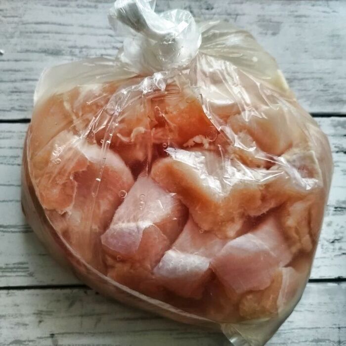 鶏むね肉を1口大に切り【塩糖水】に2時間漬け込む。