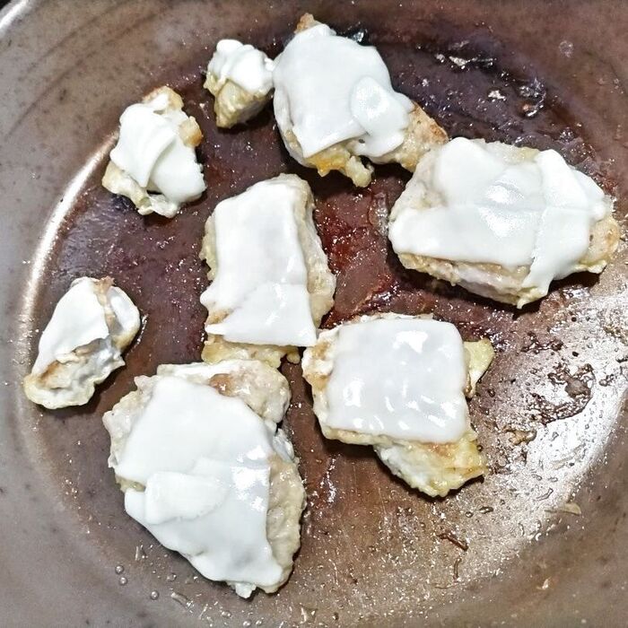 両面焼けたら、片面にチーズを乗せる。