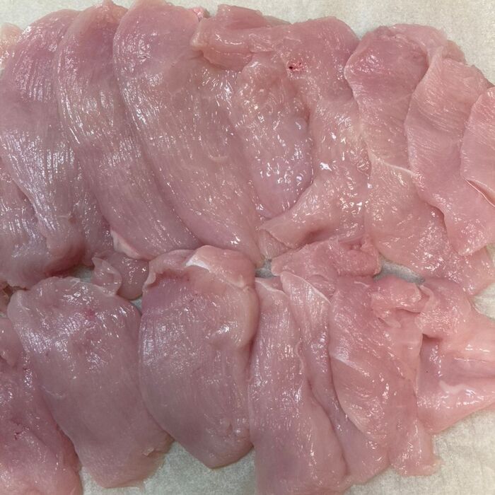 鶏むね肉は皮を剥いてから薄く削ぎ切りにしました♪