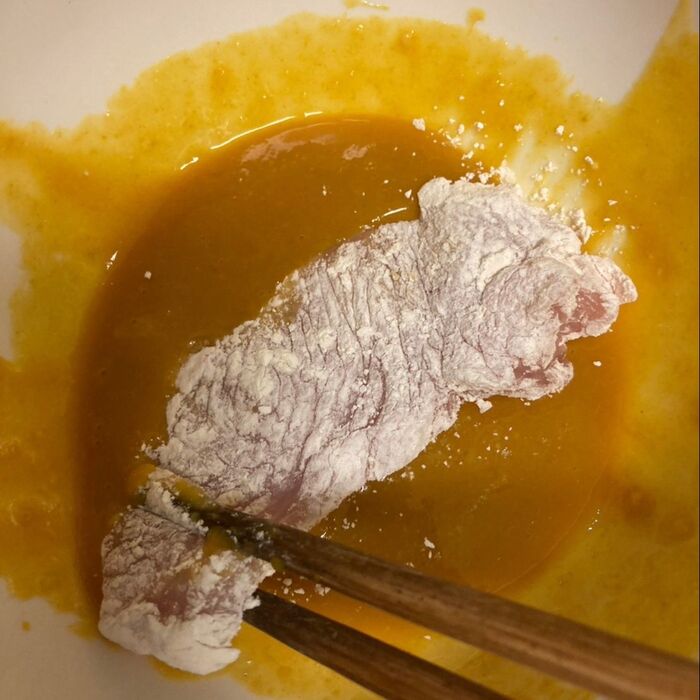 むね肉に薄力粉をまぶし卵の代わりにハニーマスタードを付けてからパン粉を付けます♪