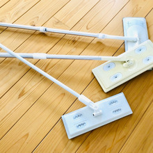 「100均で買った〈フロアワイパー〉が使いにくい」【家にあるものを挟めば解決!!】