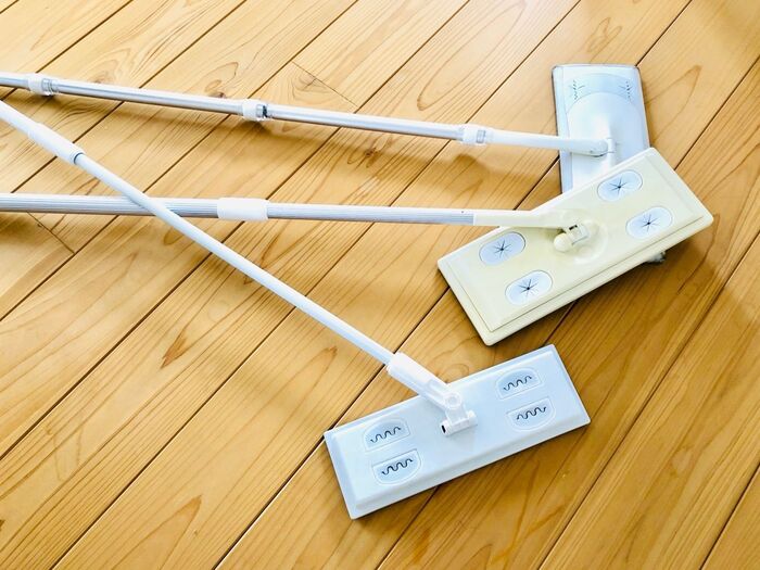 「100均で買った〈フロアワイパー〉が使いにくい」【家にあるものを挟めば解決!!】