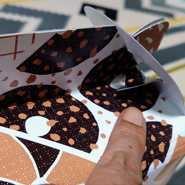 この三角の切欠き部分を内側に入れて