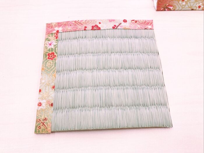 テープを全部剥がして い草の表面に貼っていくと