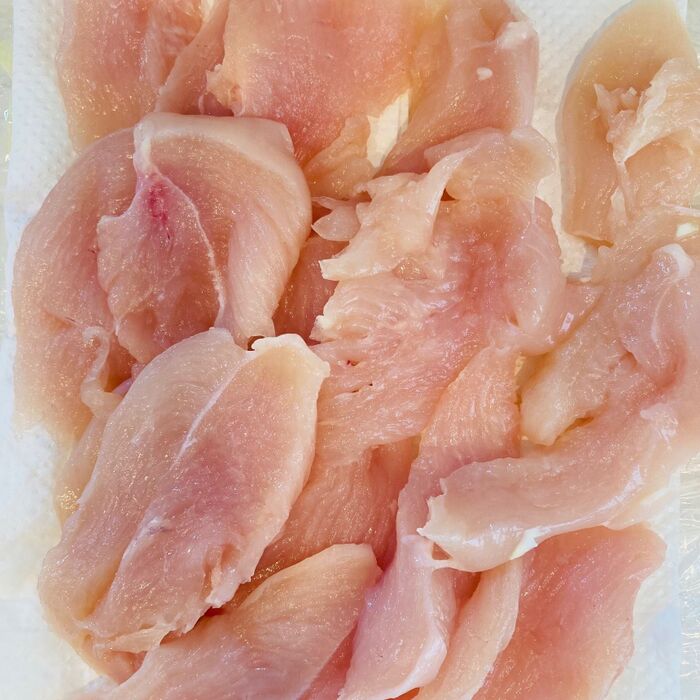 ②鶏胸肉を切ります。