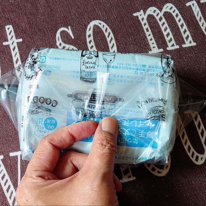 逆さにして、保存袋の余った部分を折りたたみ上部にあまり隙間を作らないようにする