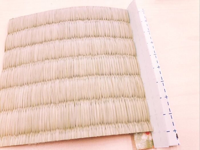 テープを半分剥がして い草に合わせ貼ります