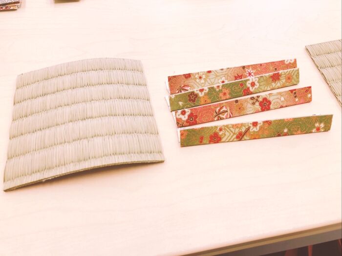 縁テープを2mmずらして半分に折ります