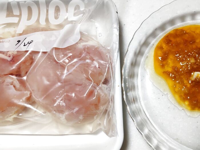 2日漬けた鶏むねの塩糖水漬けを使用します。「鶏天」を作ります。