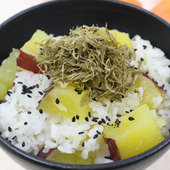 秋の味覚~ほくほくさつまいもごはん♪ふりかけ昆布をのせて~