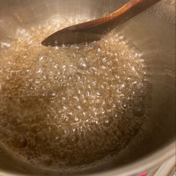 砂糖に少量の水を入れ火にかけてカラメルを作ります♪