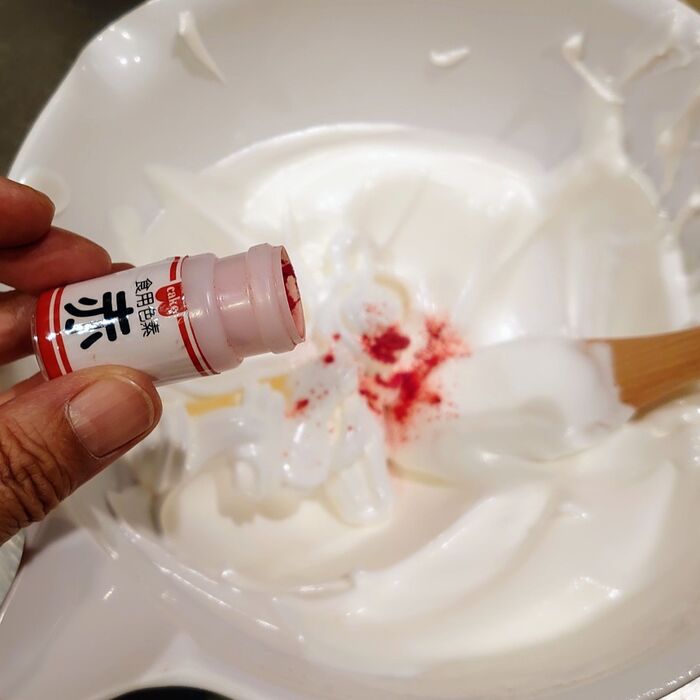 白を半分絞ったら食用色素を加えてピンク色にひとふり