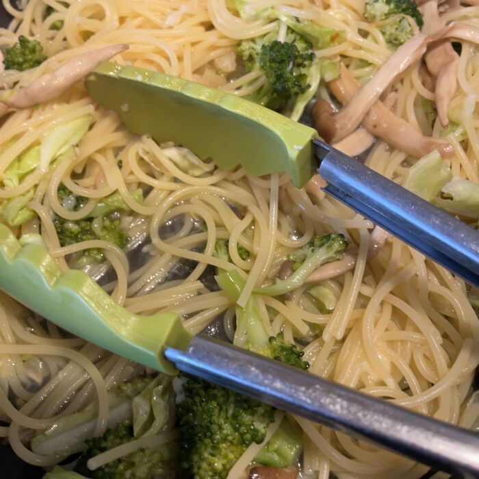 パスタの茹で汁を加え、塩こしょうをします