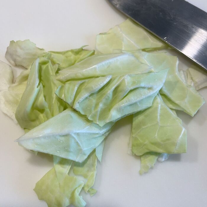 キャベツを切ります