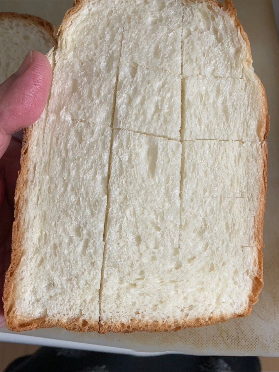 食パンはちぎりやすいように切れ込みを入れます♪