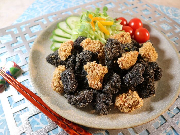 香ばしい胡麻衣の【鶏むね唐揚げ】カリふわジューシーの秘策とは?