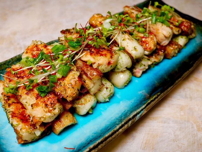 【A】あわせダレを回し入れて絡めながら照り焼きにする。