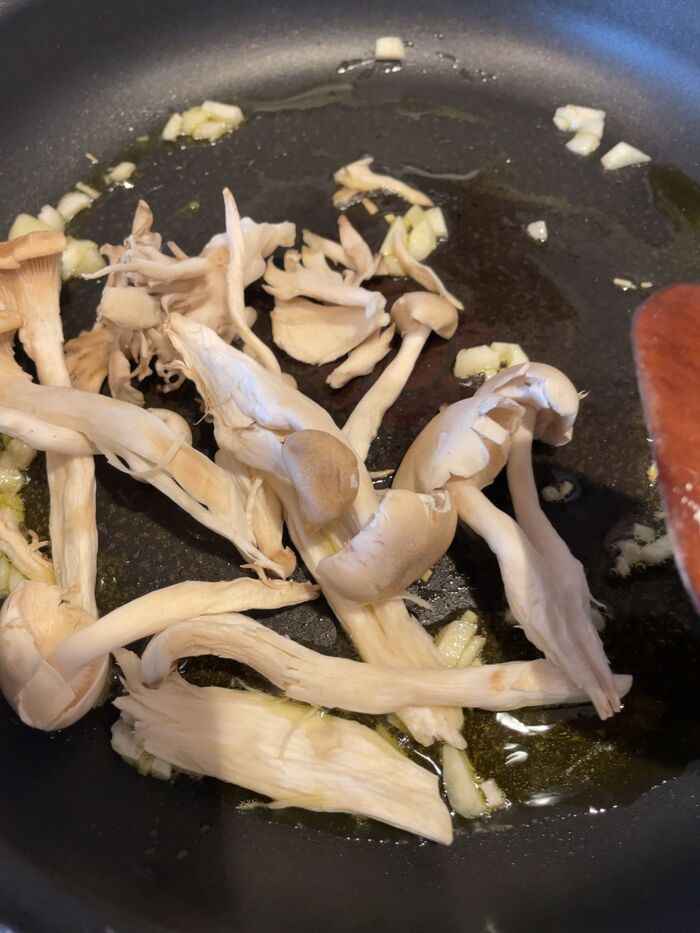 きのこを炒めます