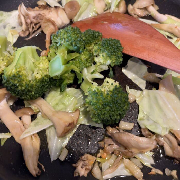 ブロッコリーとキャベツを加えます