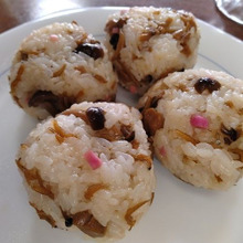 きのこの味と香り全開!ぶなしめじとチリメンジャコのおにぎり