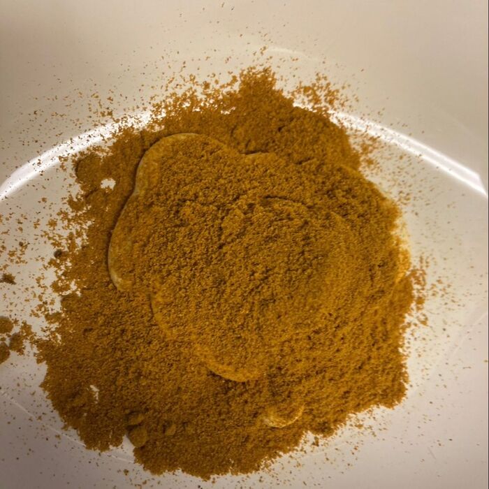 マヨネーズにニンニクを3センチくらいとカレー粉をドバっと入れて混ぜ合わせる♪