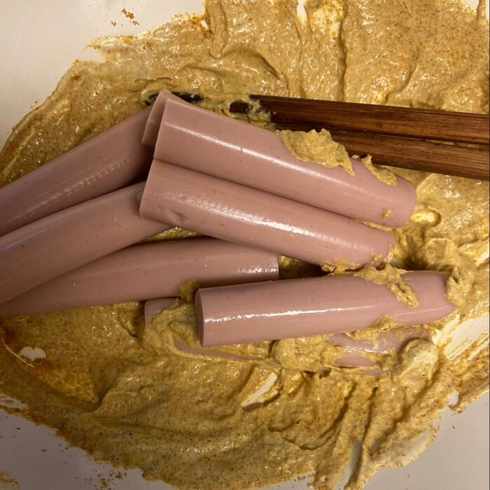 ソーセージは半分に切って良く絡めます♪