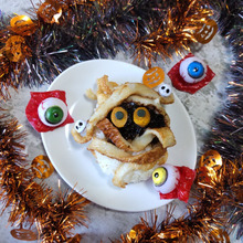 【ハロウィンなミイラおにぎり】具材は3つ!作って、食べて楽しい!揚げちくわなミイラ!