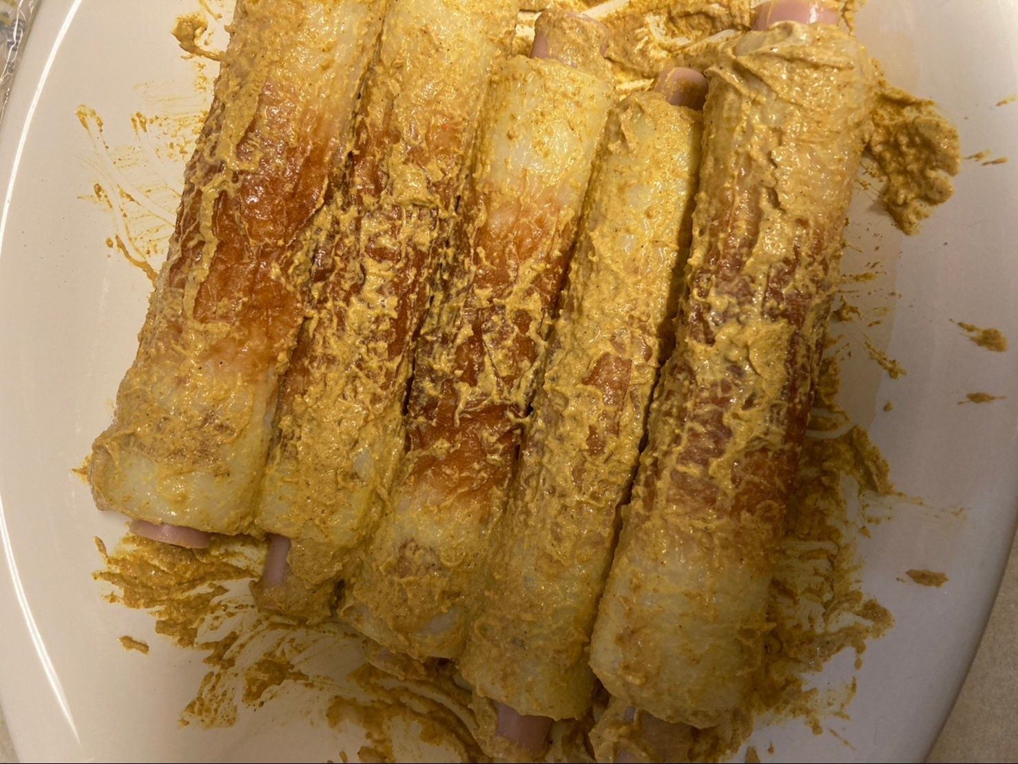 ソーセージをちくわの上下から1本ずつ入れて周りにも絡めます♪