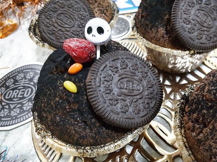 完成ですー!ハロウィンの闇夜をイメージしたカップケーキです。