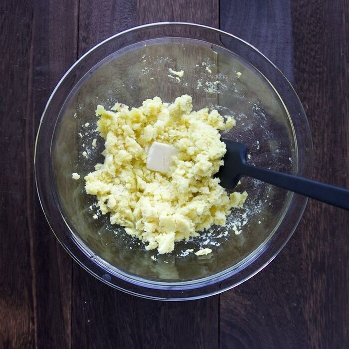 2 さつまいも潰して混ぜます。