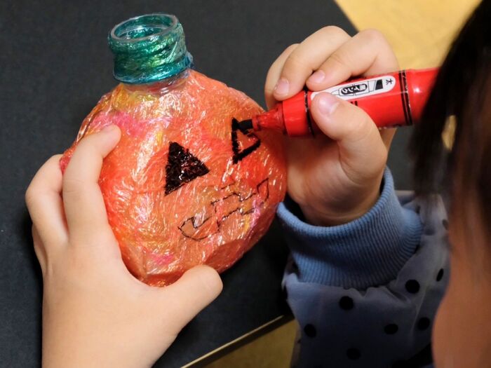 かぼちゃに顔を描きます