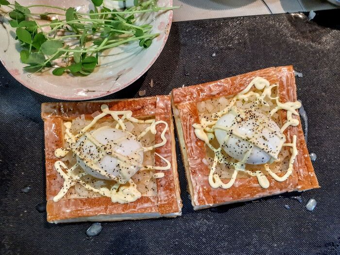 4、半熟卵をのせる→マヨネーズをかける→香味広がるスパイス塩を振りかける。