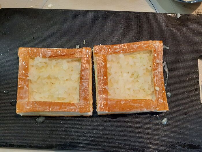 3、バターを表面(ふち・くぼみ)に塗る→くぼみに玉ねぎをのせる。