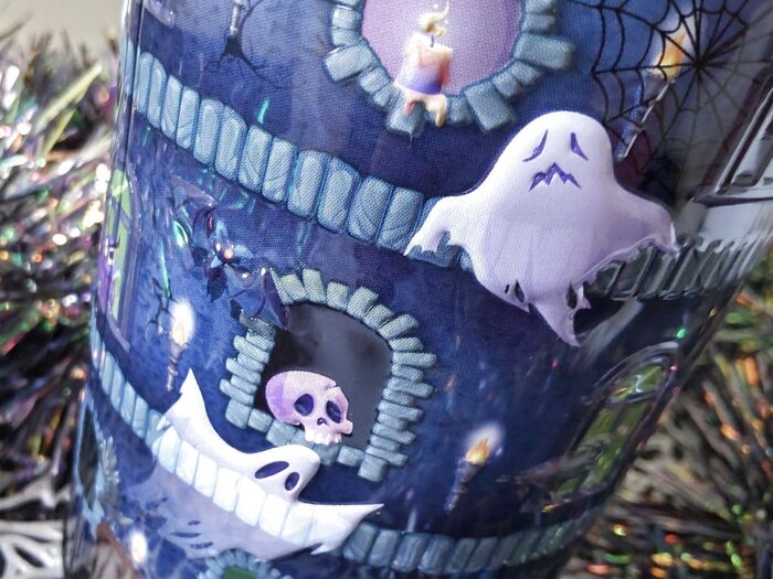 【カルディのハロウィン】おばけがいっぱいのお茶目なギフト缶、気になる中身は?