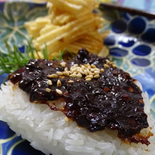 24/45 おにぎりで世界を変える 【唐辛子みそのっけ握り、ウエイビーchips添え】