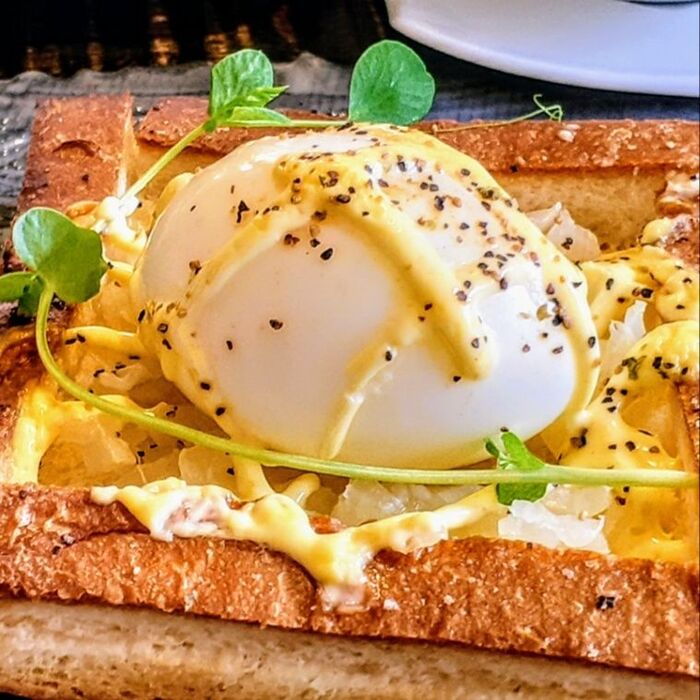 「卵の白身に切り込みを入れてみて~!」スパイスマヨのとろ~り半熟卵トースト!(食パンの耳レシピ)