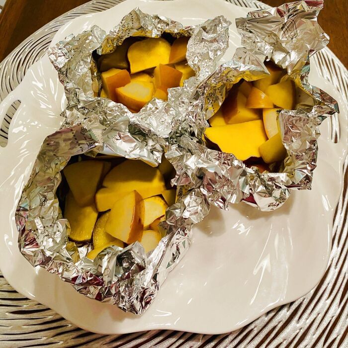 材料たった3つ!さつまいもとりんごのバターホイル包み焼き♪