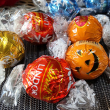 【リンツのハロウィン風なチョコ缶】秋の時期限定!リンツのチョコ×薔薇園鑑賞でときめきを!