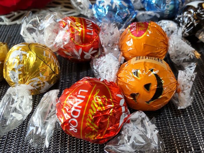 【リンツのハロウィン風なチョコ缶】秋の時期限定!リンツのチョコ×薔薇園鑑賞でときめきを!