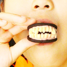 オレオで仮装!ドラキュラの牙【材料3つ】子供も簡単すぐできるHW手作りお菓子レシピ