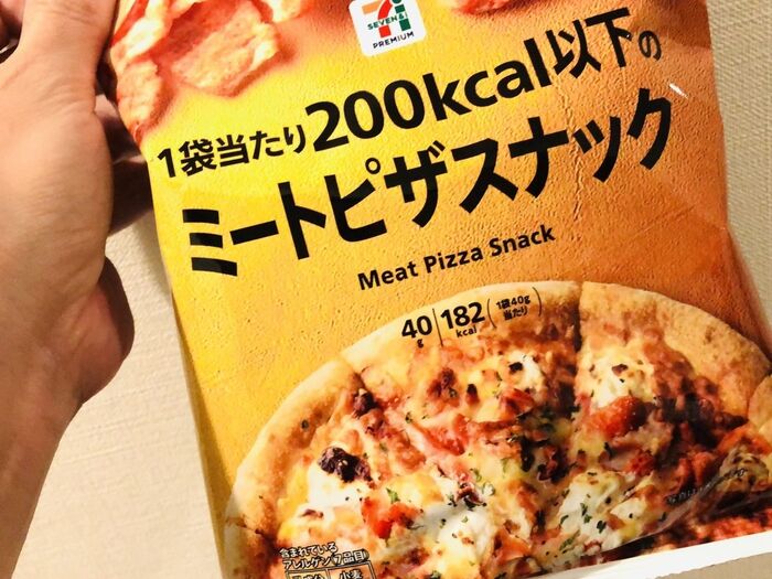 英訳されない商品名…大事なところは「1袋当たり200kcal以下の」ミートピザスナック
