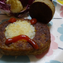 28/45 おにぎりで世界を変える【ハンバーグに包まれたおにぎり トレビス添え】