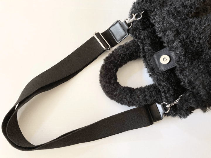 可愛すぎるルックスで売り切れ続出!【GU】「ボアミニショルダー」は冬コーデのマストアイテム!